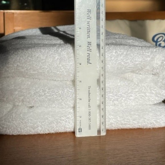 PLUSH WHITE BROOKLINEN BATH TOWEL 38 ½ in. x 62 in. Like New  + TOTE BAG - Picture 3 of 9